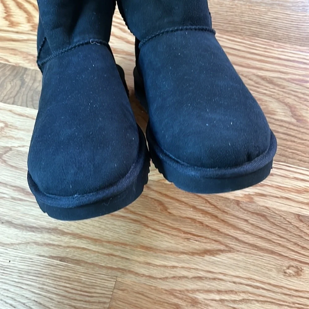 NWT Ugg Classic Short ll in Black Size 7